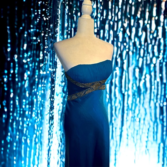 DUSK BY SHEILA YEN - Strapless Formal Gown With Metallic Trim on Top. Size 4 - Picture 3 of 10